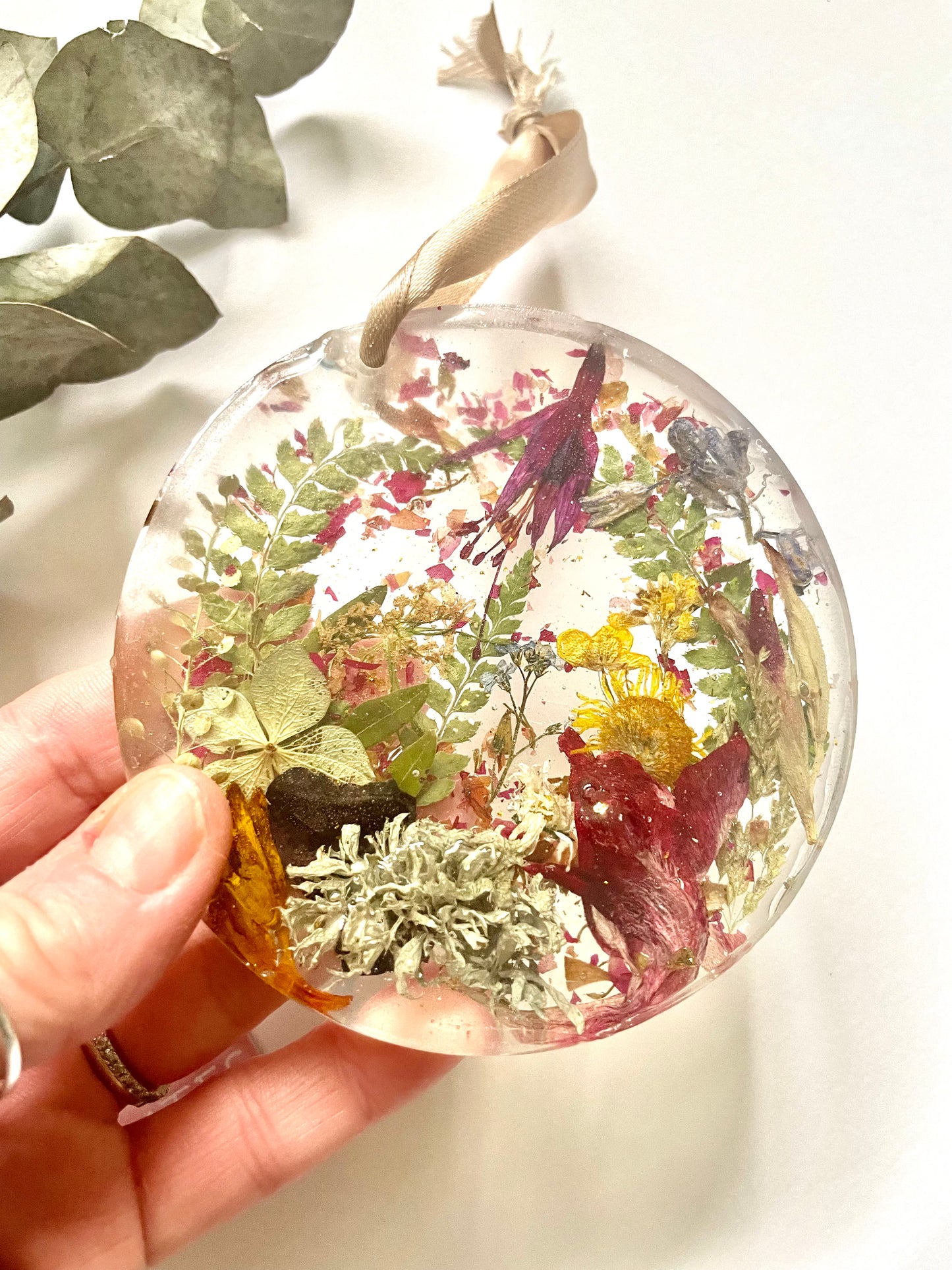 Wildflower resin disc hanging decoration