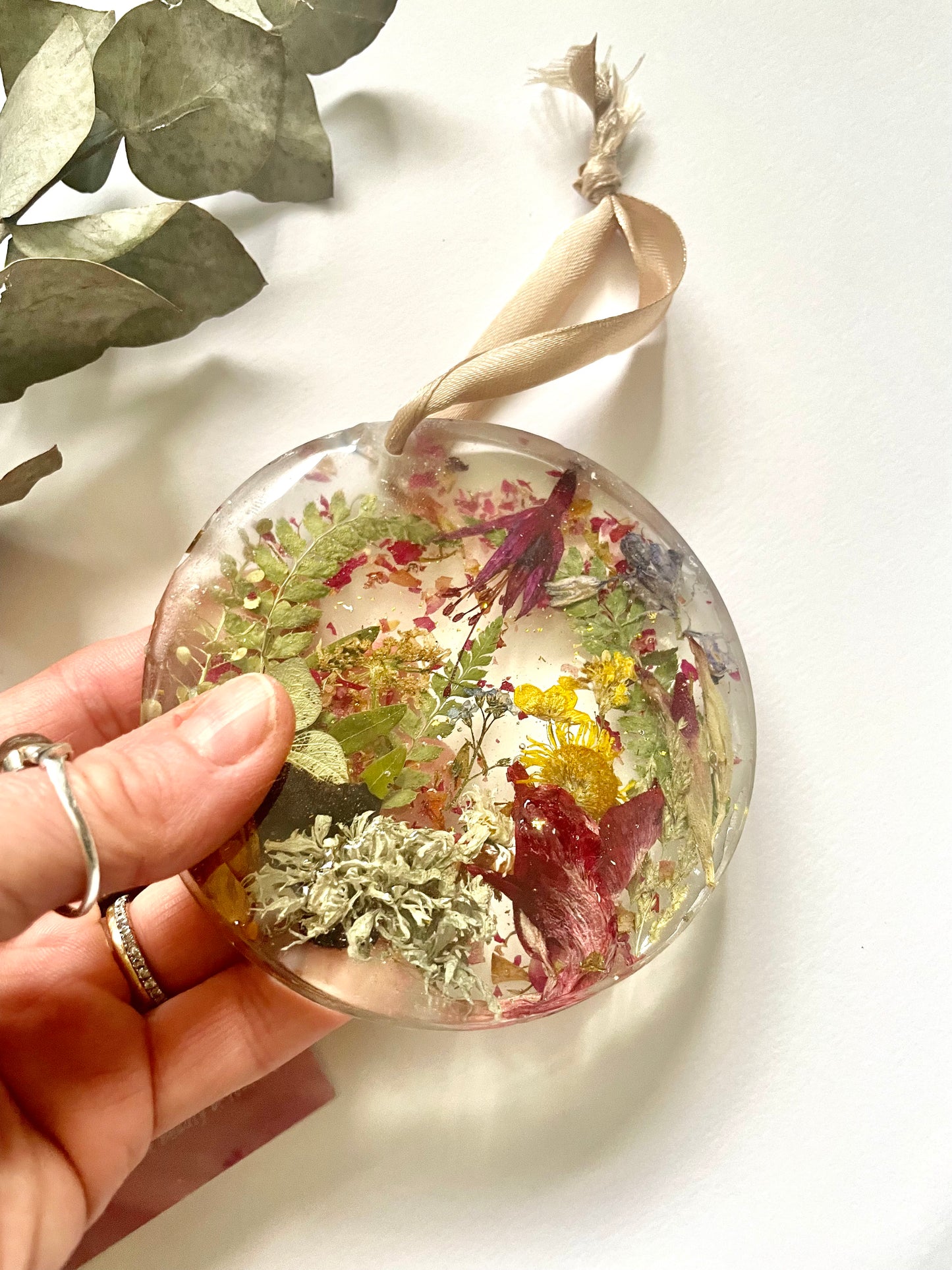 Wildflower resin disc hanging decoration