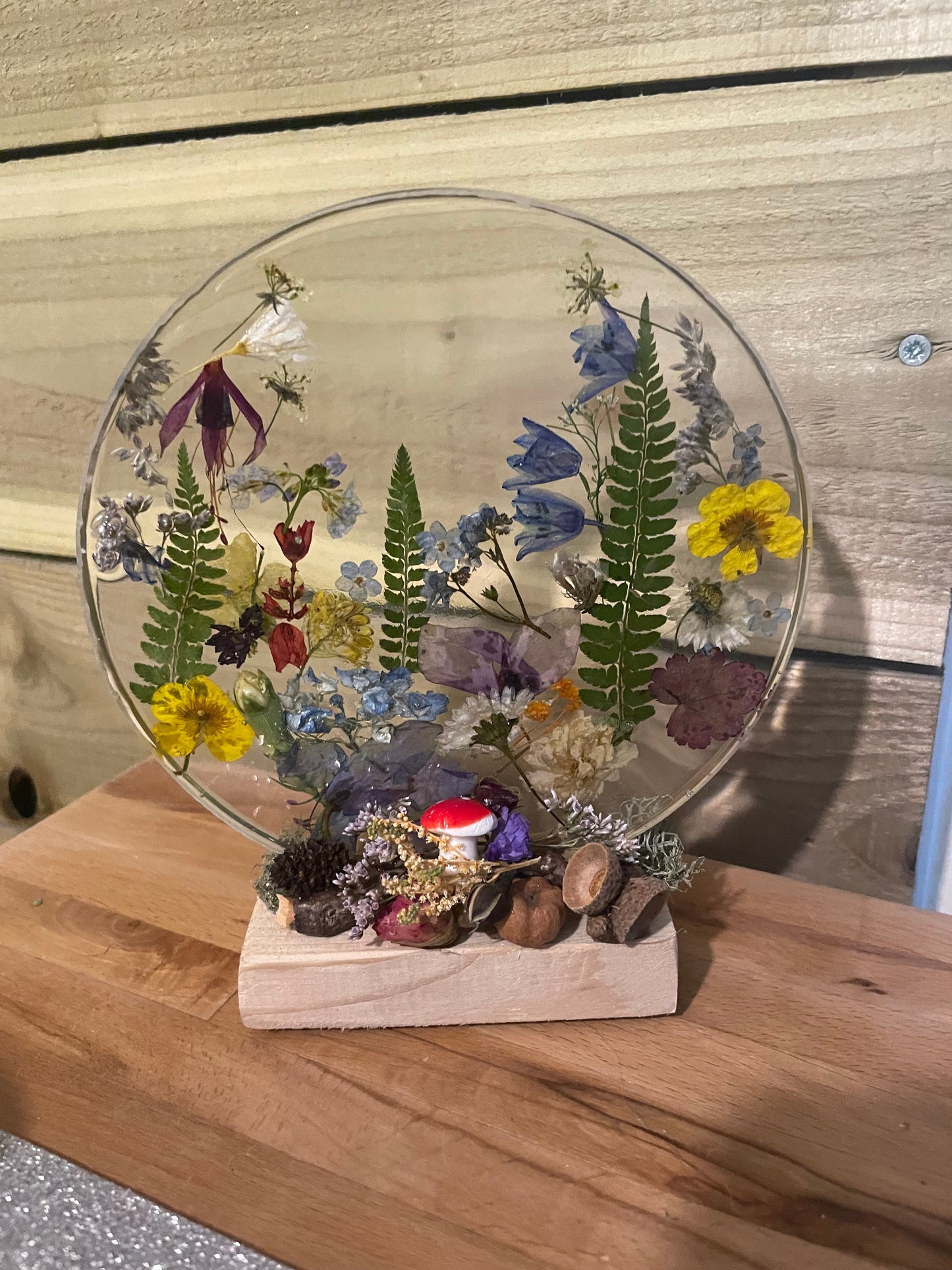 Wildflowers in resin freestanding disc