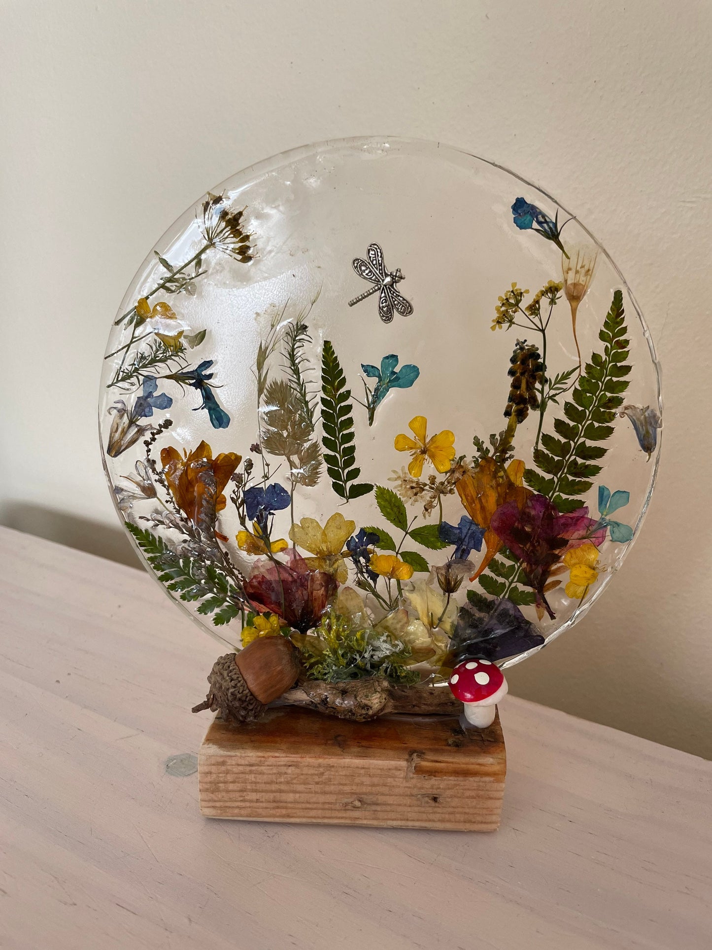 Wildflower and resin unique freestanding home decor, gift for her, birthday gift for nature lovers, English garden resin preservation,