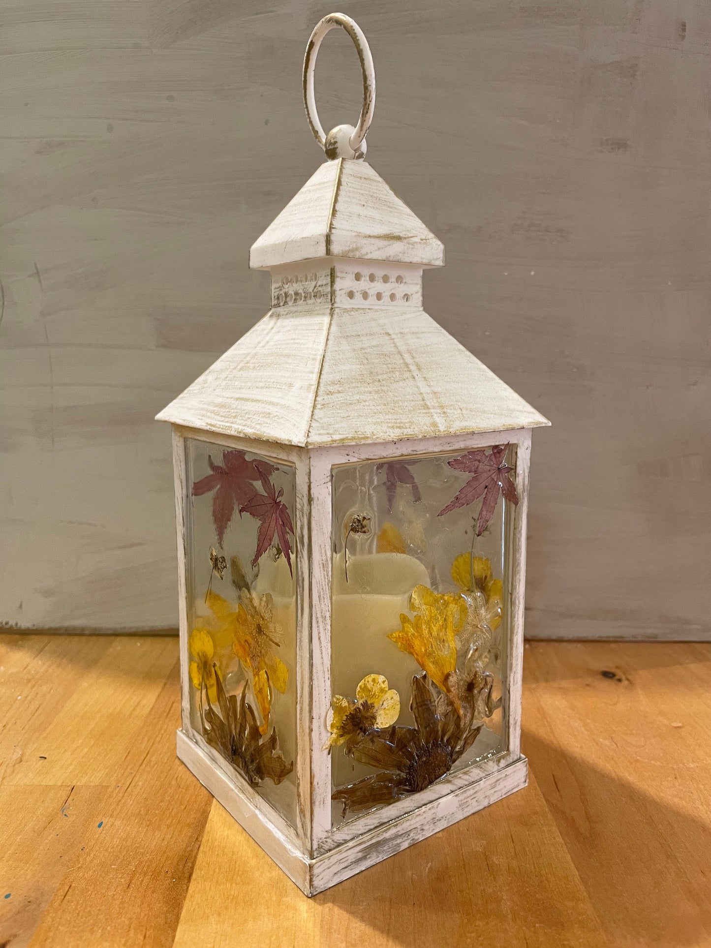 Lantern decorated with autumn leaves and real flowers, birthday gift, gift for gardeners, botanical gift, lantern for autumn coloured rooms