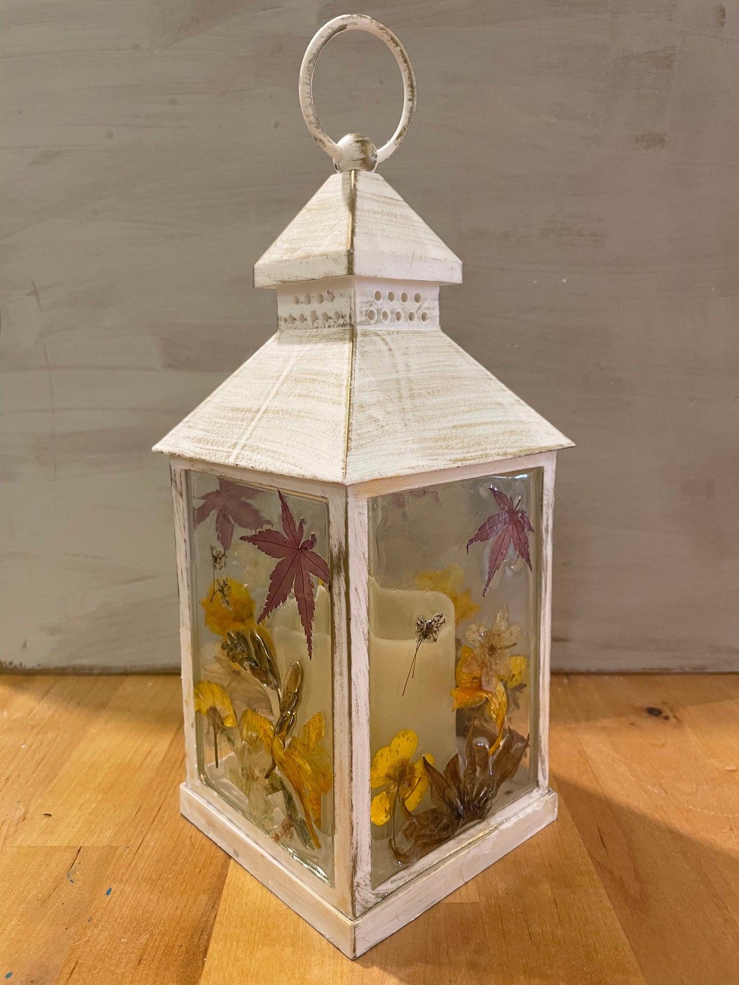 Lantern decorated with autumn leaves and real flowers, birthday gift, gift for gardeners, botanical gift, lantern for autumn coloured rooms