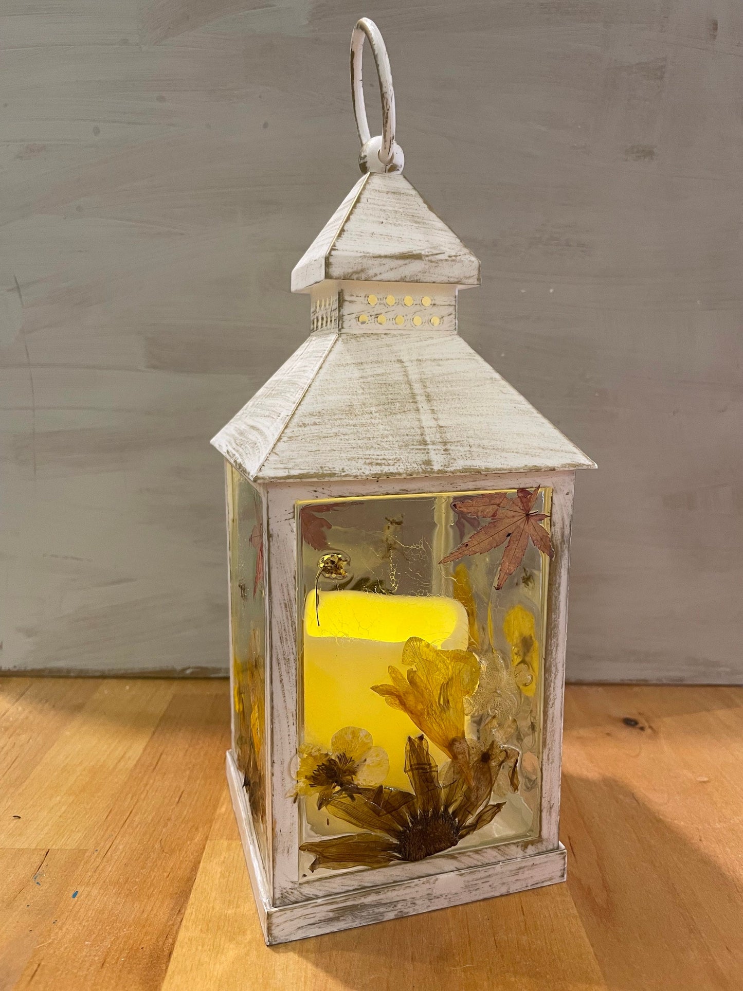 Lantern decorated with autumn leaves and real flowers, birthday gift, gift for gardeners, botanical gift, lantern for autumn coloured rooms