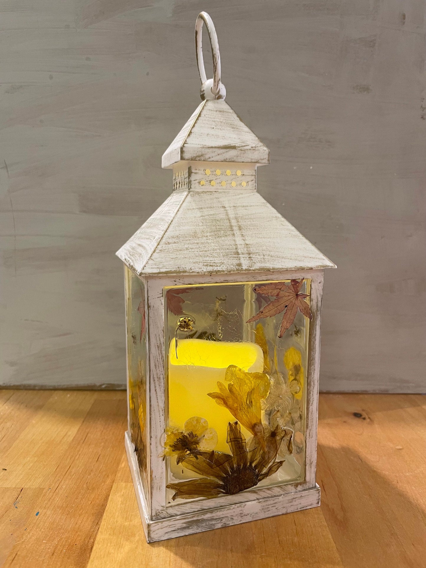 Lantern decorated with autumn leaves and real flowers, birthday gift, gift for gardeners, botanical gift, lantern for autumn coloured rooms