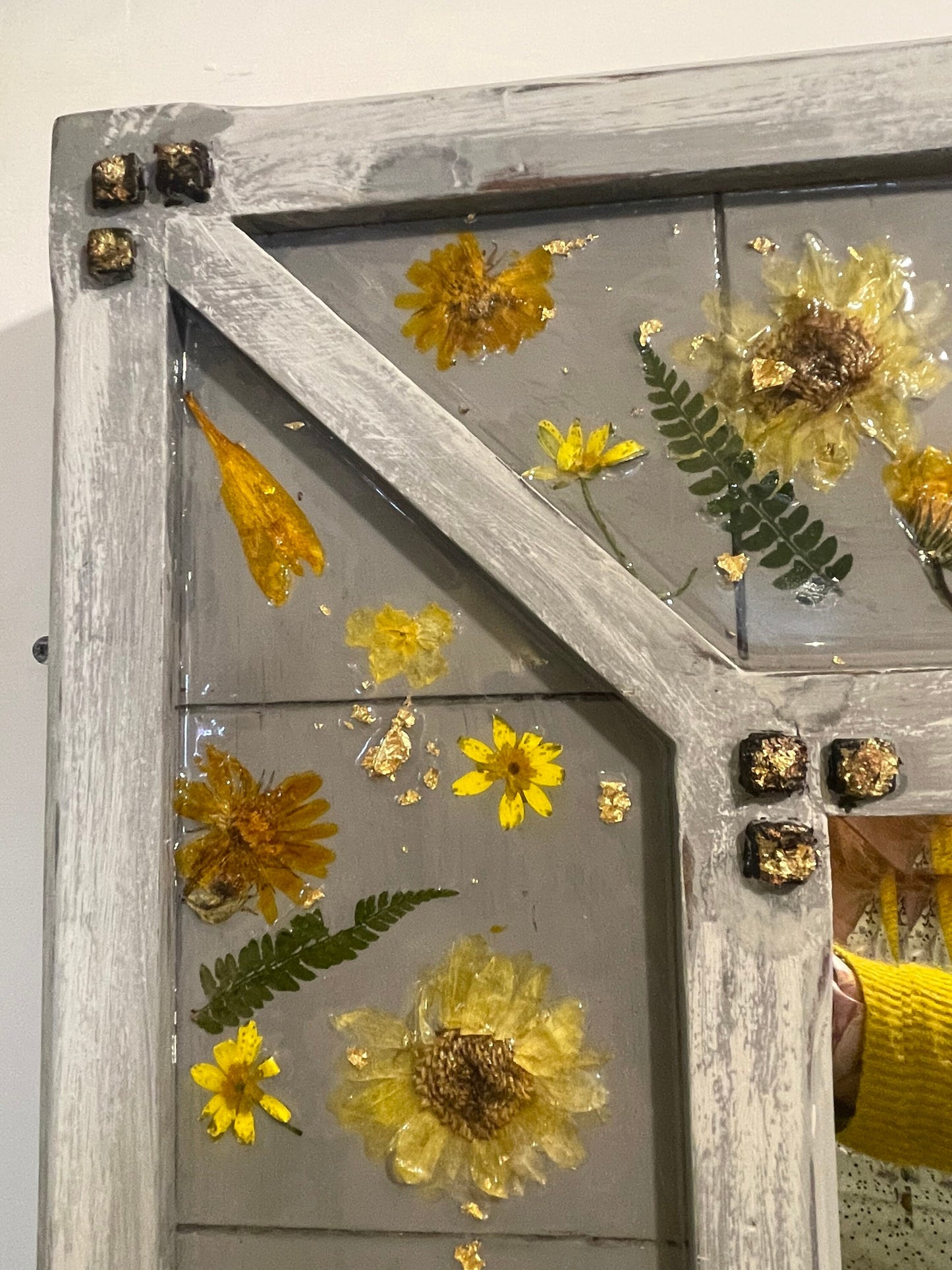 Mirrored wall art with real flowers set in resin, preserved flowers in resin wall art, pressed flowers in resin, mirror with dried flowers,