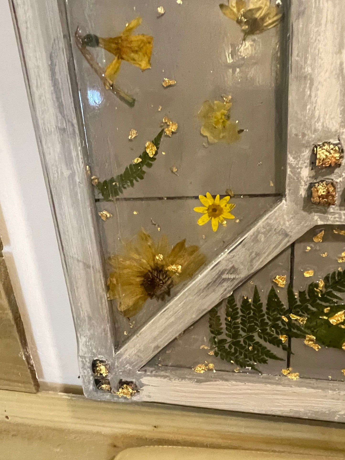 Mirrored wall art with real flowers set in resin, preserved flowers in resin wall art, pressed flowers in resin, mirror with dried flowers,