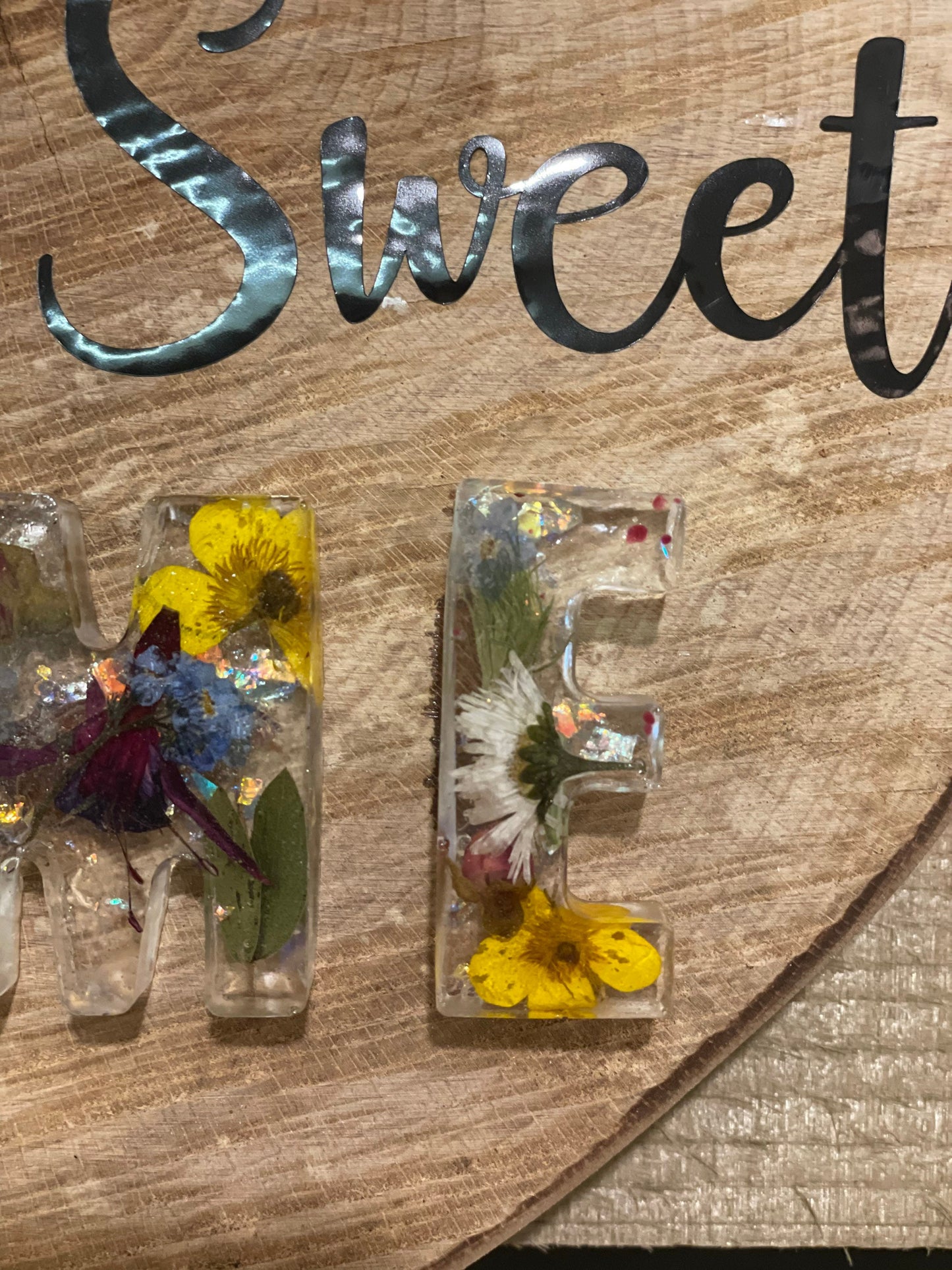 Home sweet home wooden heart with resin letters, hanging wall sign, gift for her, home sign with real flowers, housewarming