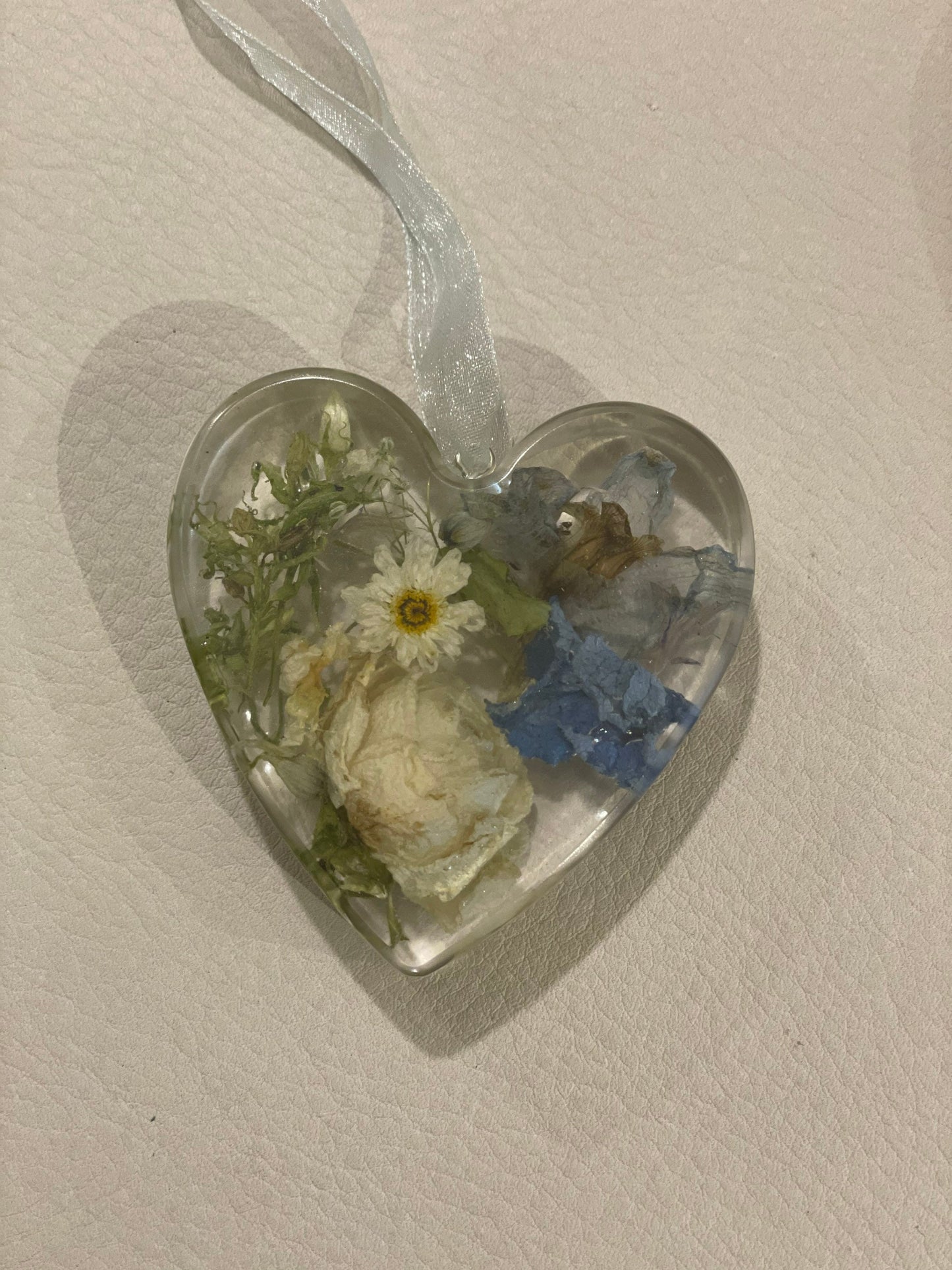 Wedding flowers preserved in resin heart, freestanding heart with flowers, gift for wedding, bouquet keepsake, flower preservation, resin