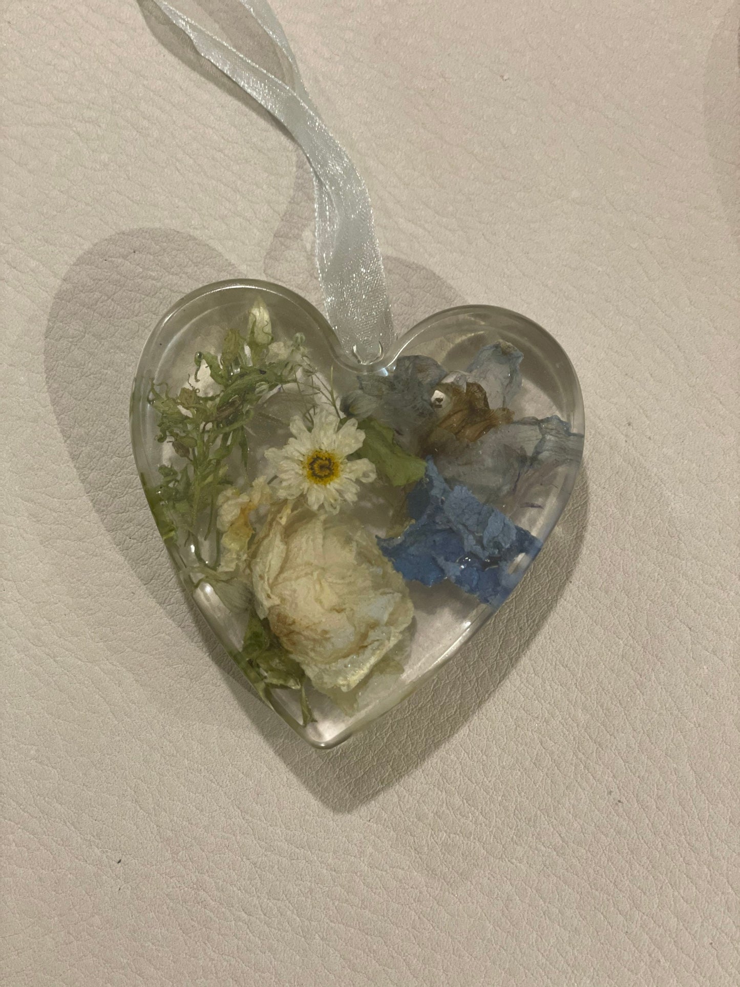 Wedding flowers preserved in resin heart, freestanding heart with flowers, gift for wedding, bouquet keepsake, flower preservation, resin