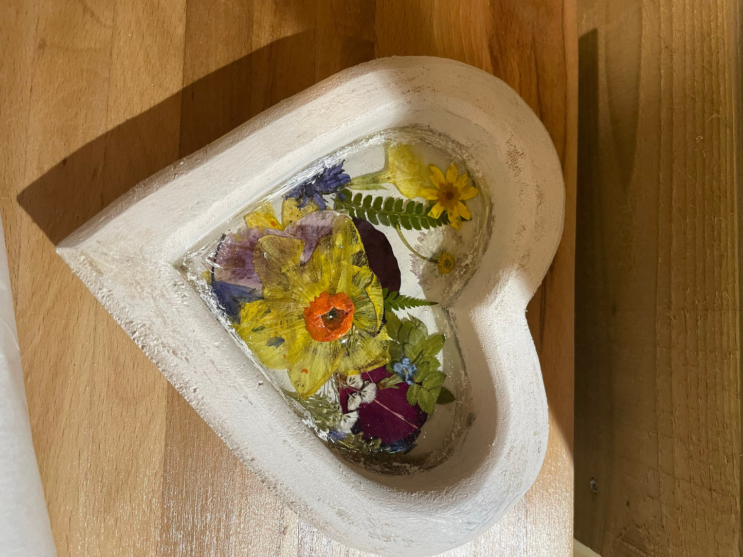 Flowers in resin trinket dish, pressed flowers, gift for her, Mother’s Day gift, birthday gift, nature lover gift, real flower art, flowers