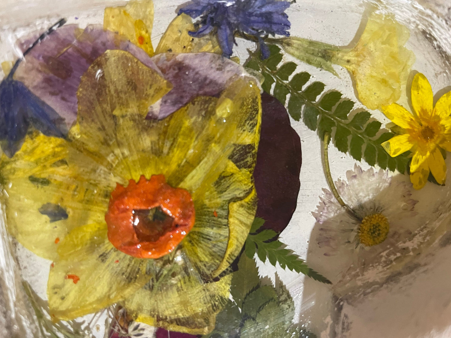 Flowers in resin trinket dish, pressed flowers, gift for her, Mother’s Day gift, birthday gift, nature lover gift, real flower art, flowers